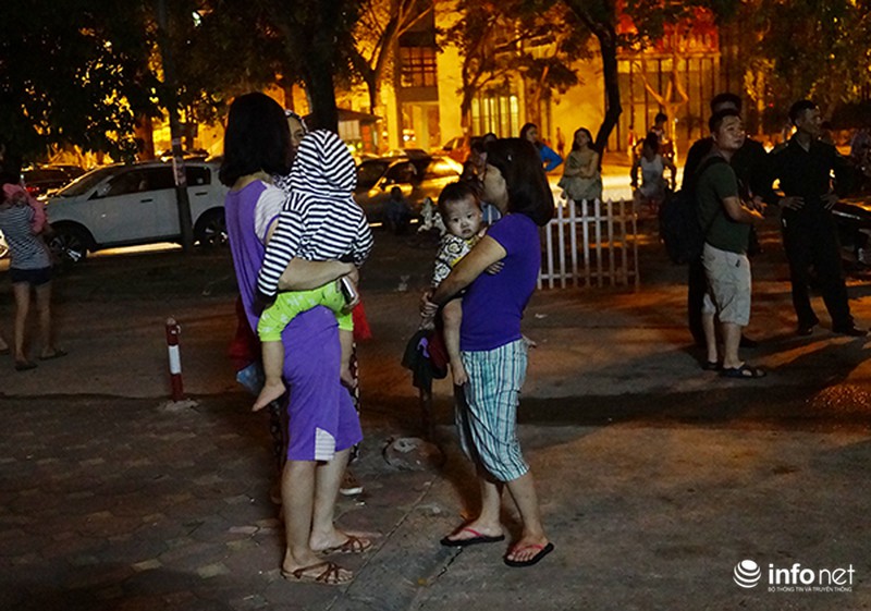 Cháy chung cư giữa đêm, người dân hoảng hốt ôm con tháo chạy - ảnh 8