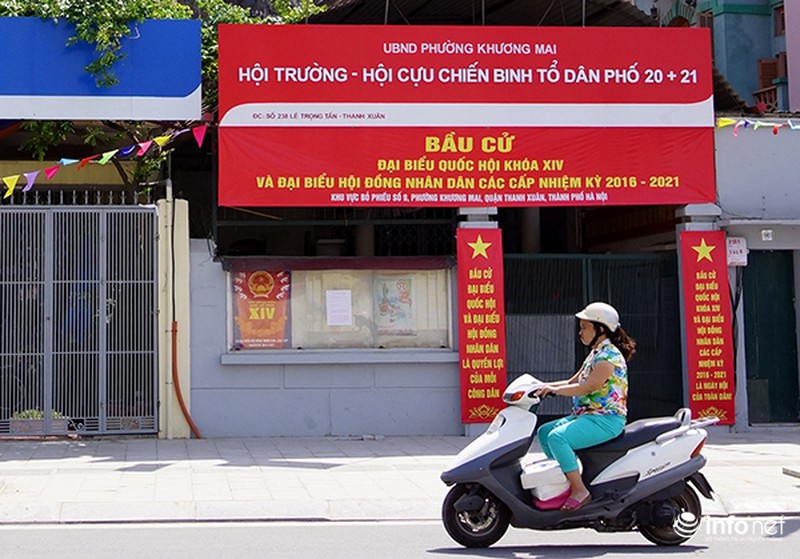 Đường phố Hà Nội rực rỡ cờ hoa chào đón ngày bầu cử - ảnh 6