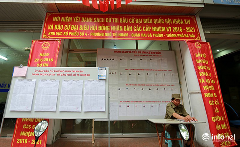 Đường phố Hà Nội rực rỡ cờ hoa chào đón ngày bầu cử - ảnh 8