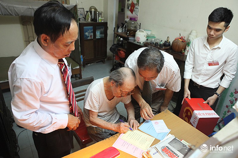 Thức trắng đêm làm bài thơ về ngày bầu cử - ảnh 6