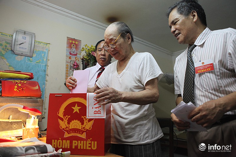 Thức trắng đêm làm bài thơ về ngày bầu cử - ảnh 7