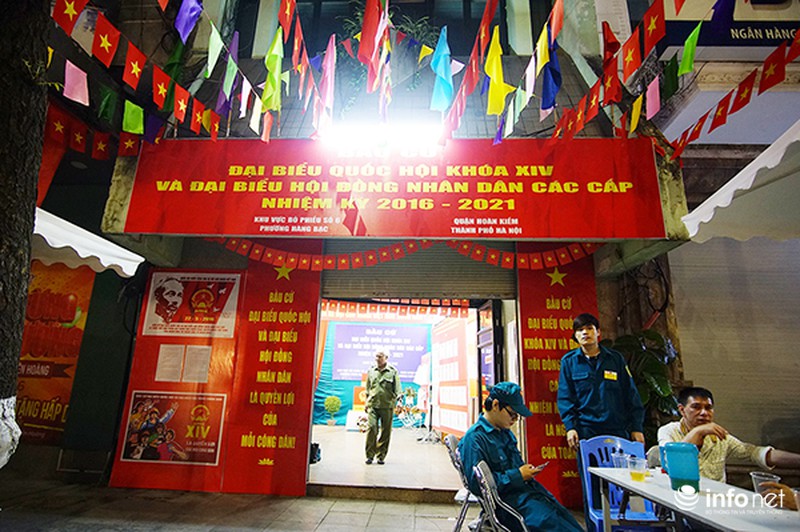 Những người trắng đêm đảm bảo an ninh cho các điểm bầu cử - ảnh 1