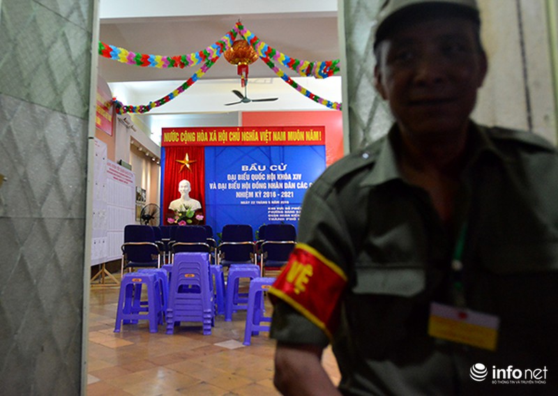 Những người trắng đêm đảm bảo an ninh cho các điểm bầu cử - ảnh 7