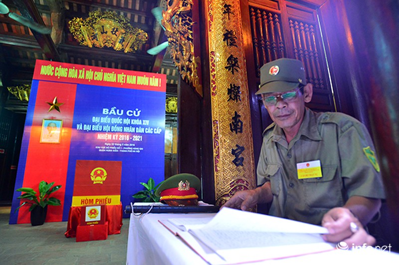 Những người trắng đêm đảm bảo an ninh cho các điểm bầu cử - ảnh 9