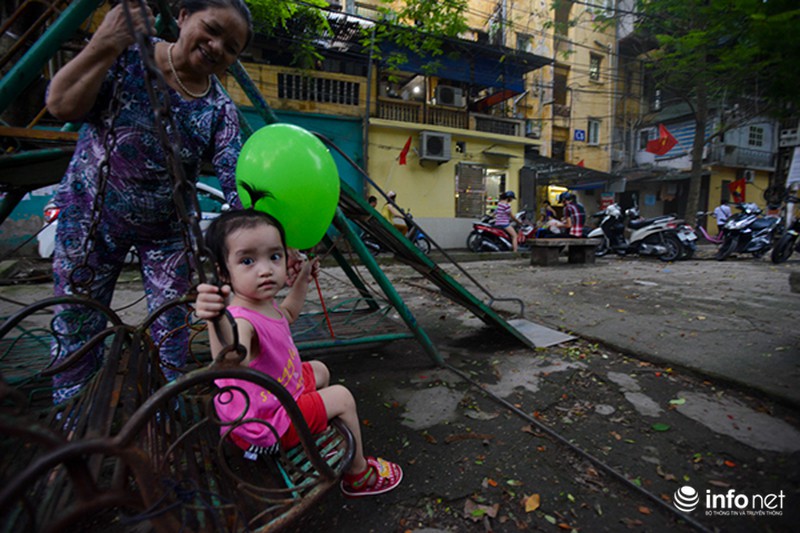Trẻ em Hà Nội thiếu thốn sân chơi - ảnh 2