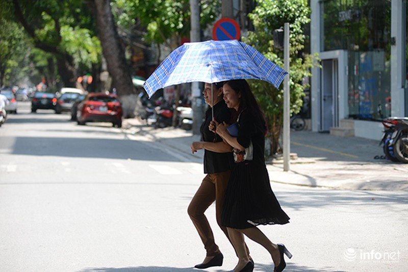 Người dân Hà Nội đối mặt với đợt nắng nóng nhất từ đầu hè - ảnh 4
