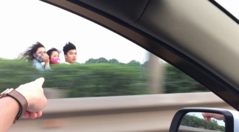 Công an Hà Nội truy tìm 3 thanh niên chạy xe máy ngược chiều trên cầu Thanh Trì - ảnh 1