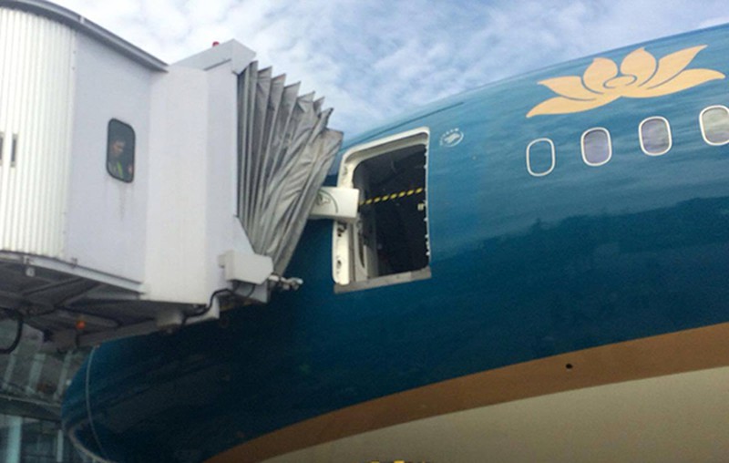 Máy bay Boeing 787 của Vietnam Airlines bật cánh cửa trước giờ cất cánh - ảnh 1