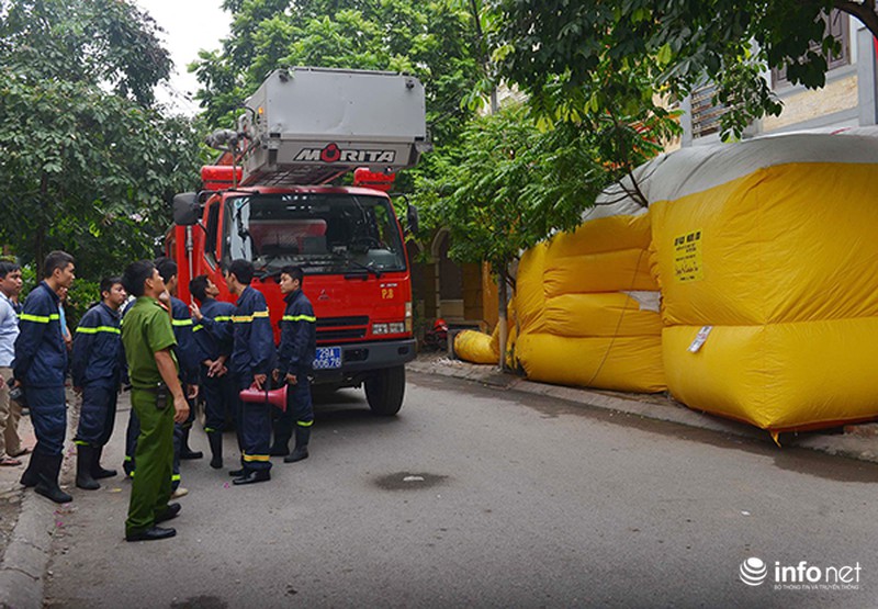Cảnh sát đu dây tiếp cận đối tượng định nhảy lầu tự tử - ảnh 2