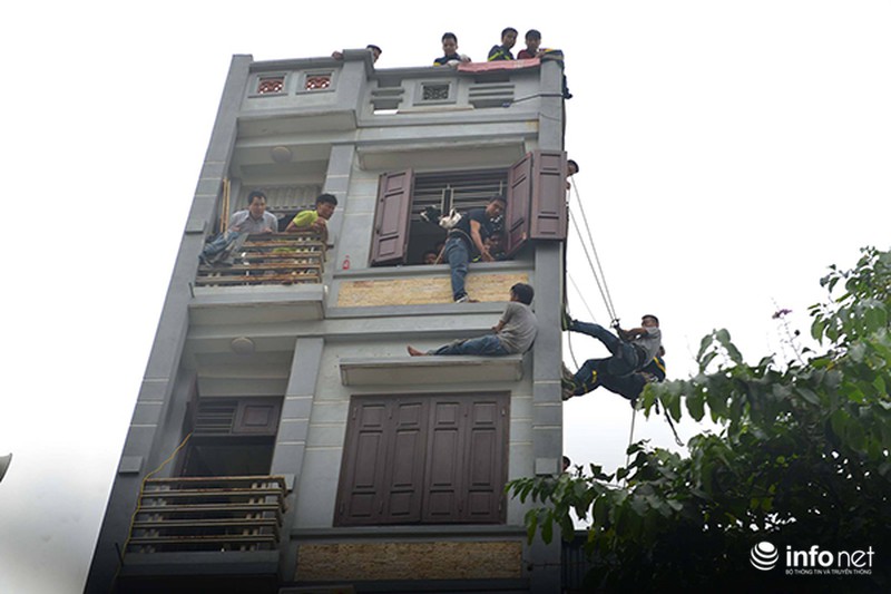 Cảnh sát đu dây tiếp cận đối tượng định nhảy lầu tự tử - ảnh 1