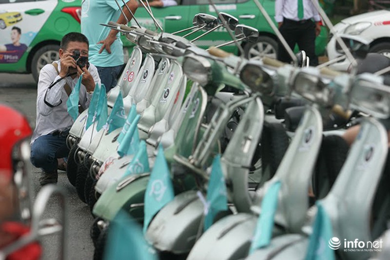 70 năm Vespa: Cận cảnh dàn xe Vespa cổ kim diễu hành tại Hà Nội - ảnh 1