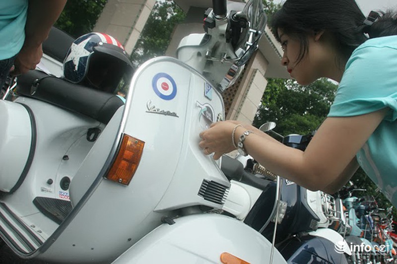 70 năm Vespa: Cận cảnh dàn xe Vespa cổ kim diễu hành tại Hà Nội - ảnh 2