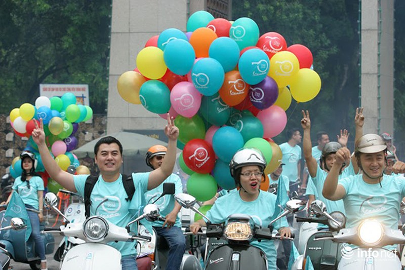 70 năm Vespa: Cận cảnh dàn xe Vespa cổ kim diễu hành tại Hà Nội - ảnh 3