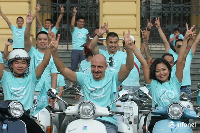 70 năm Vespa: Cận cảnh dàn xe Vespa cổ kim diễu hành tại Hà Nội - ảnh 5
