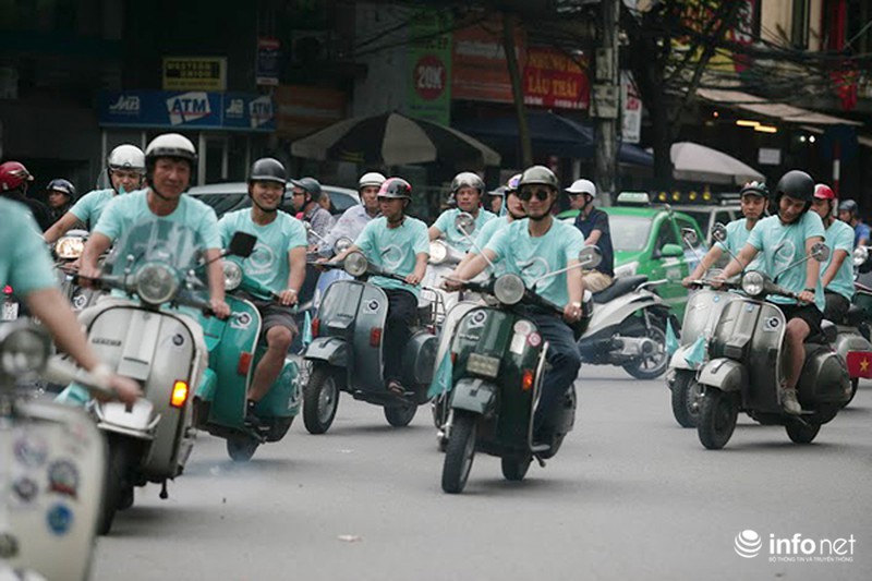 70 năm Vespa: Cận cảnh dàn xe Vespa cổ kim diễu hành tại Hà Nội - ảnh 9