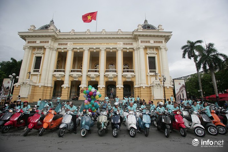 70 năm Vespa: Cận cảnh dàn xe Vespa cổ kim diễu hành tại Hà Nội - ảnh 10