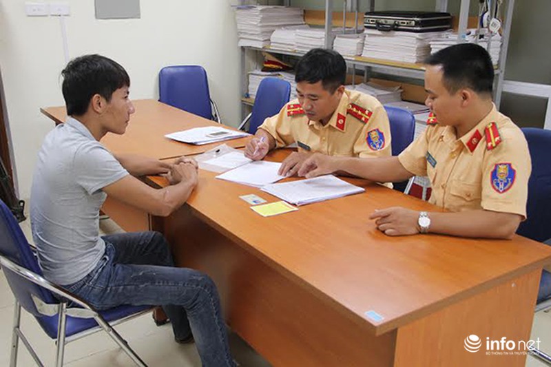 Phạt nguội lái xe tải chạy ngược chiều trên cầu Nhật Tân - ảnh 1