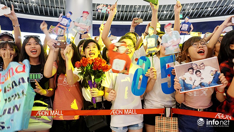 Fan nữ rơi nước mắt trong show diễn cuối cùng của nhóm 365 tại Hà Nội - ảnh 1