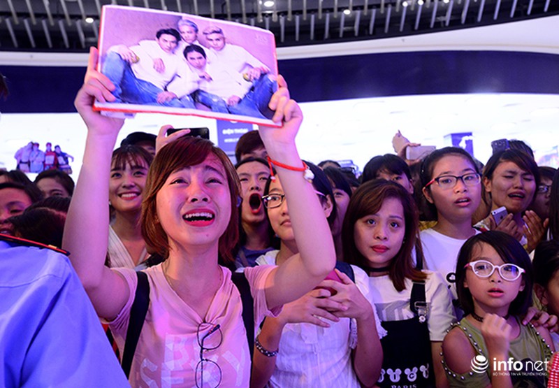 Fan nữ rơi nước mắt trong show diễn cuối cùng của nhóm 365 tại Hà Nội - ảnh 2
