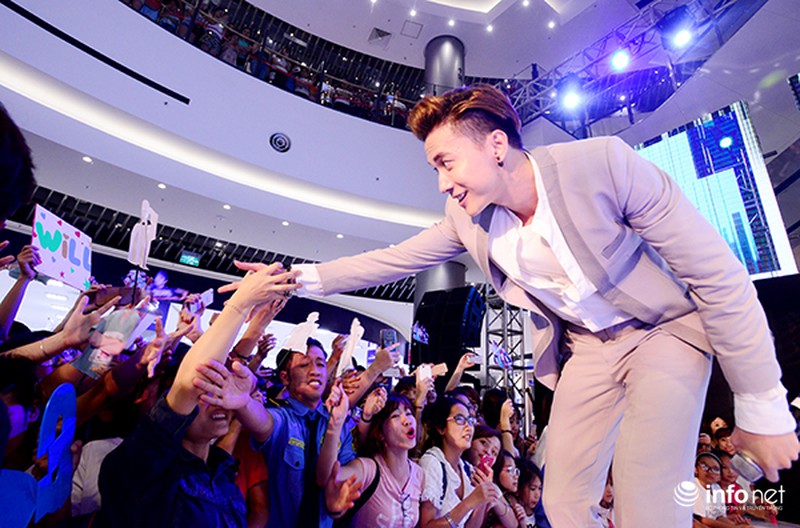 Fan nữ rơi nước mắt trong show diễn cuối cùng của nhóm 365 tại Hà Nội - ảnh 6