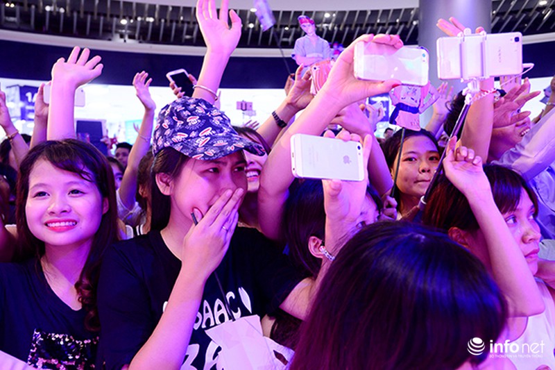 Fan nữ rơi nước mắt trong show diễn cuối cùng của nhóm 365 tại Hà Nội - ảnh 9