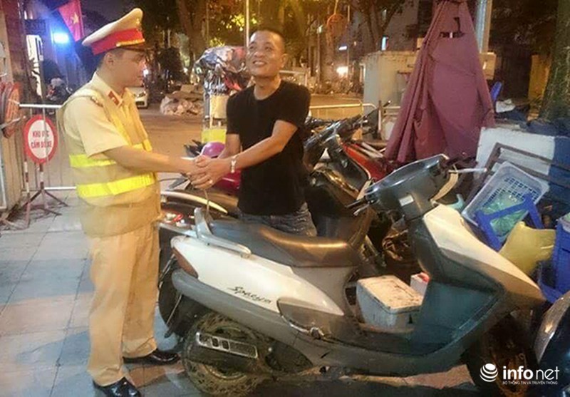 Xúc động nhận lại xe máy của vợ quá cố bị mất trộm 18 năm trước - ảnh 1