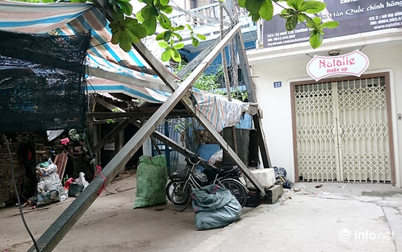 Đùa giỡn tử thần khi mưu sinh dưới chân cột điện cao thế - ảnh 2