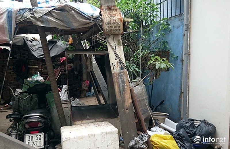 Đùa giỡn tử thần khi mưu sinh dưới chân cột điện cao thế - ảnh 3