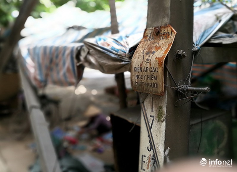 Đùa giỡn tử thần khi mưu sinh dưới chân cột điện cao thế - ảnh 8