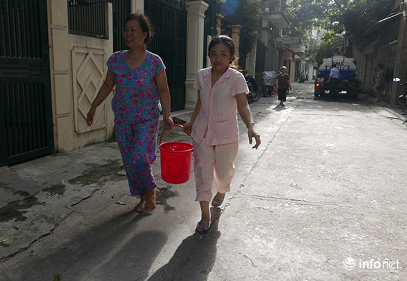 Ngán ngẩm cảnh người dân Hà Nội xếp hàng xách nước giữa ngày nắng nóng - ảnh 2