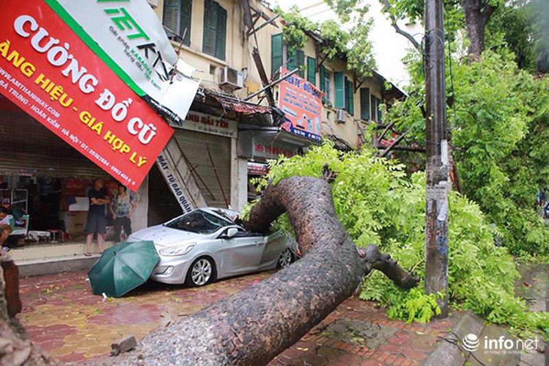 Nhiều tuyến đường Hà Nội tê liệt sau mưa bão - ảnh 2