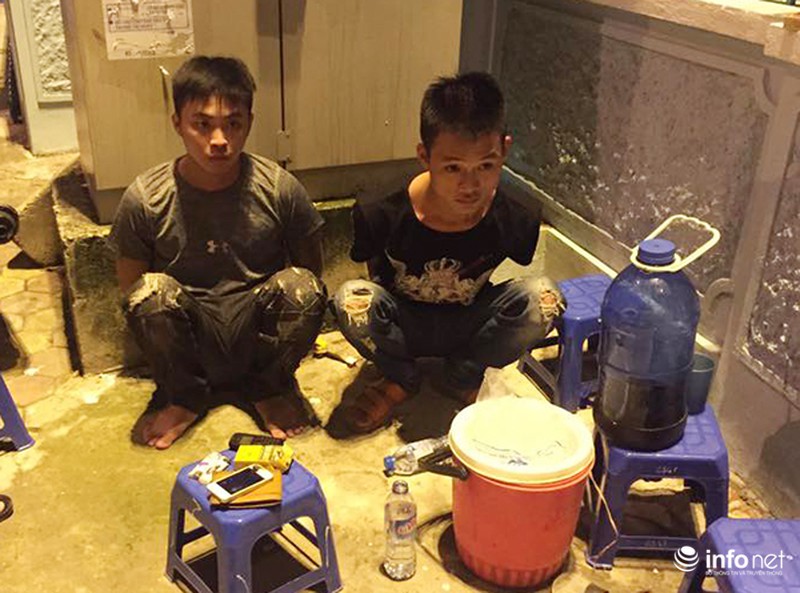 Bắt giữ 2 thanh niên mang dao tự chế đi dạo phố - ảnh 1