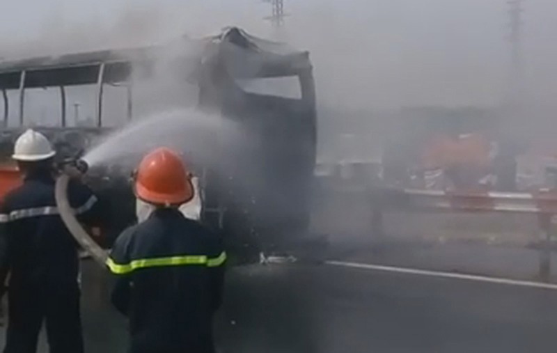 Xe khách đang đi bỗng cháy ngùn ngụt giữa cao tốc Pháp Vân - Cầu Giẽ - ảnh 2