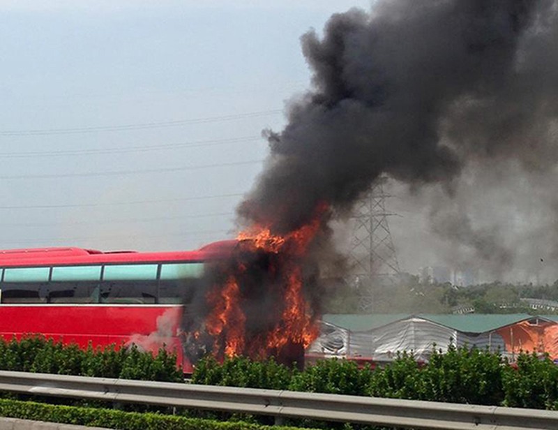 Xe khách đang đi bỗng cháy ngùn ngụt giữa cao tốc Pháp Vân - Cầu Giẽ - ảnh 1