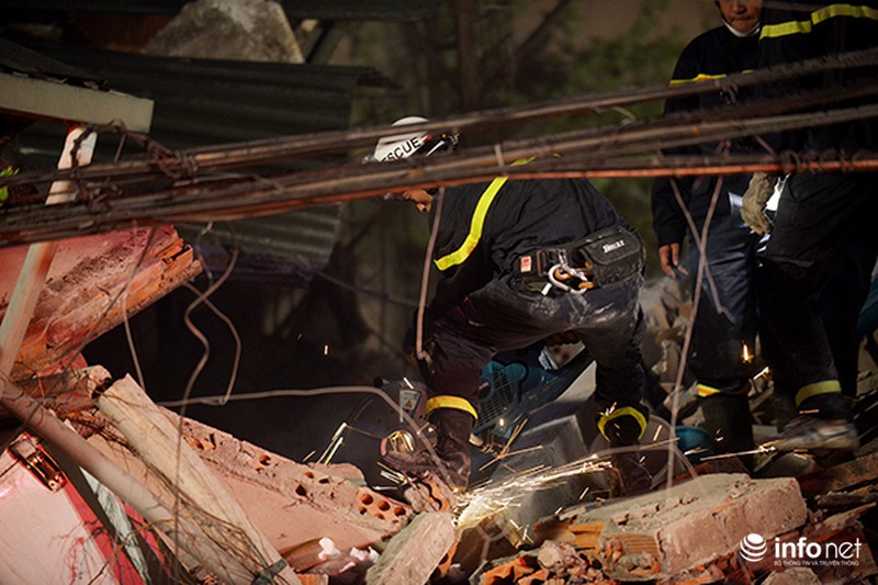 7 giờ làm việc không nghỉ từ nửa đêm giải cứu nạn nhân vụ sập nhà 43 Cửa Bắc - ảnh 4