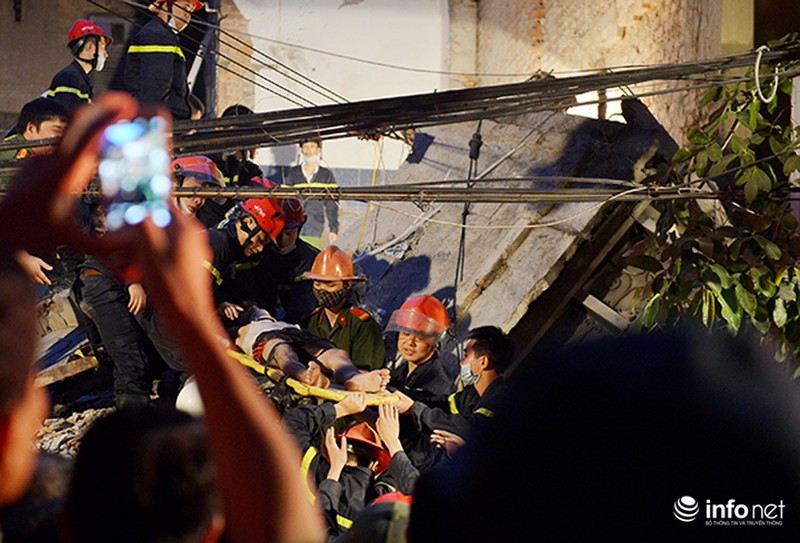 7 giờ làm việc không nghỉ từ nửa đêm giải cứu nạn nhân vụ sập nhà 43 Cửa Bắc - ảnh 5