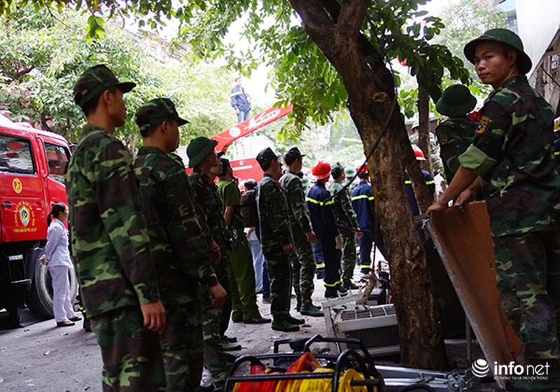 7 giờ làm việc không nghỉ từ nửa đêm giải cứu nạn nhân vụ sập nhà 43 Cửa Bắc - ảnh 6