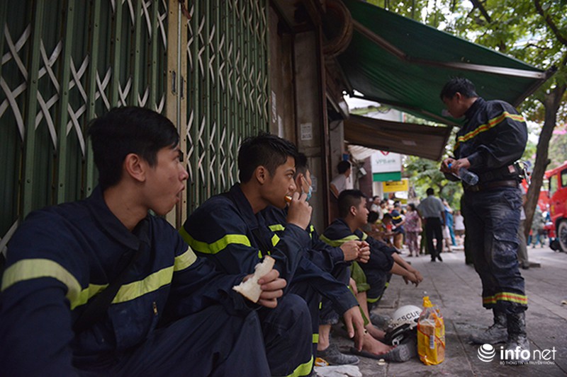 7 giờ làm việc không nghỉ từ nửa đêm giải cứu nạn nhân vụ sập nhà 43 Cửa Bắc - ảnh 8