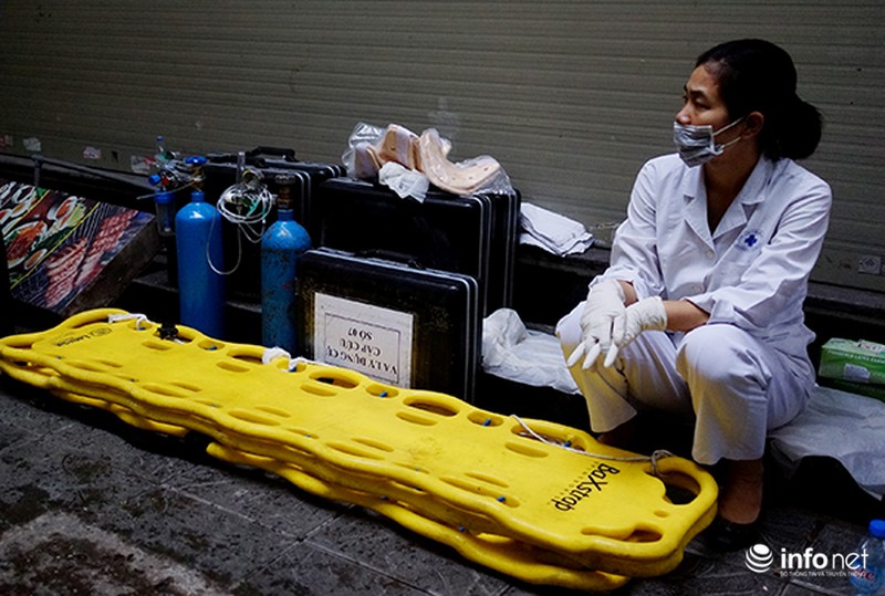 7 giờ làm việc không nghỉ từ nửa đêm giải cứu nạn nhân vụ sập nhà 43 Cửa Bắc - ảnh 9