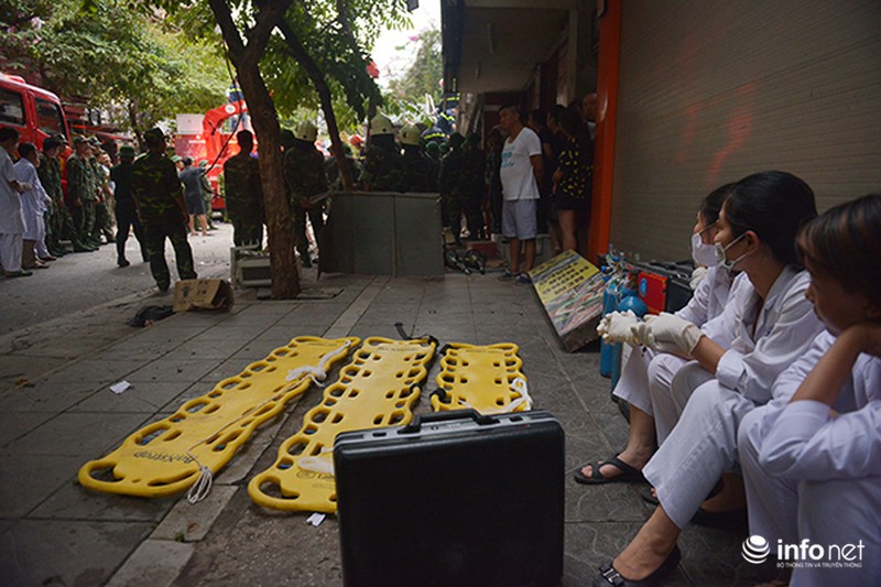 7 giờ làm việc không nghỉ từ nửa đêm giải cứu nạn nhân vụ sập nhà 43 Cửa Bắc - ảnh 10