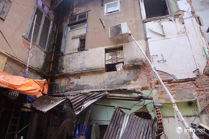 Nạn nhân cuối cùng vụ sập nhà được đưa ra dưới cơn mưa to - ảnh 2