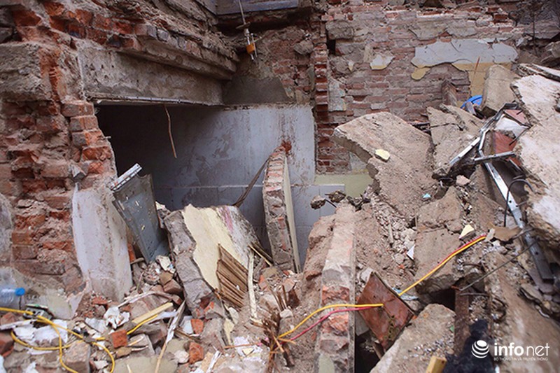 Nạn nhân cuối cùng vụ sập nhà được đưa ra dưới cơn mưa to - ảnh 3