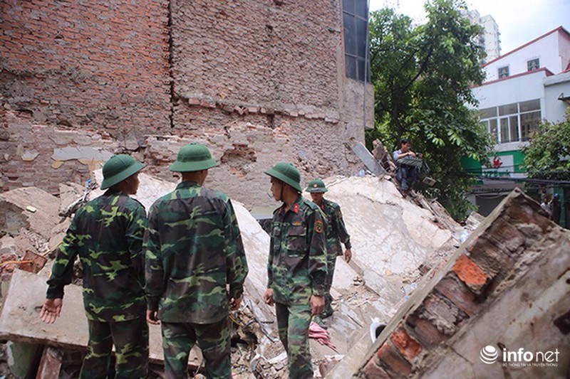 Nạn nhân cuối cùng vụ sập nhà được đưa ra dưới cơn mưa to - ảnh 4