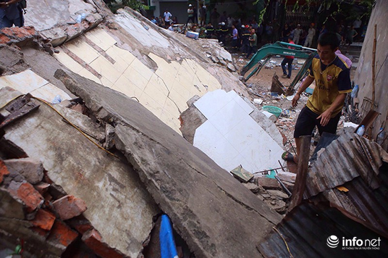 Nạn nhân cuối cùng vụ sập nhà được đưa ra dưới cơn mưa to - ảnh 5