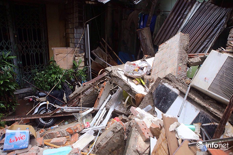 Nạn nhân cuối cùng vụ sập nhà được đưa ra dưới cơn mưa to - ảnh 6