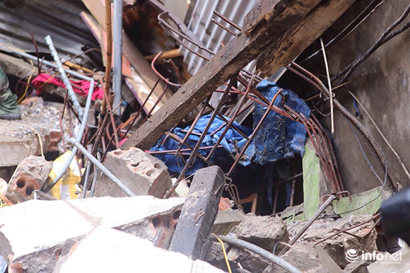 Nạn nhân cuối cùng vụ sập nhà được đưa ra dưới cơn mưa to - ảnh 7