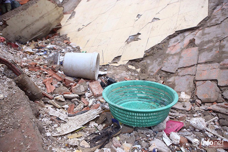 Nạn nhân cuối cùng vụ sập nhà được đưa ra dưới cơn mưa to - ảnh 8