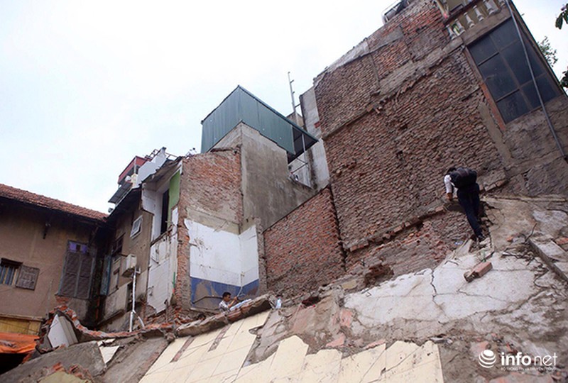 Nạn nhân cuối cùng vụ sập nhà được đưa ra dưới cơn mưa to - ảnh 9