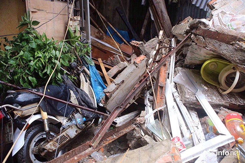 Nạn nhân cuối cùng vụ sập nhà được đưa ra dưới cơn mưa to - ảnh 10