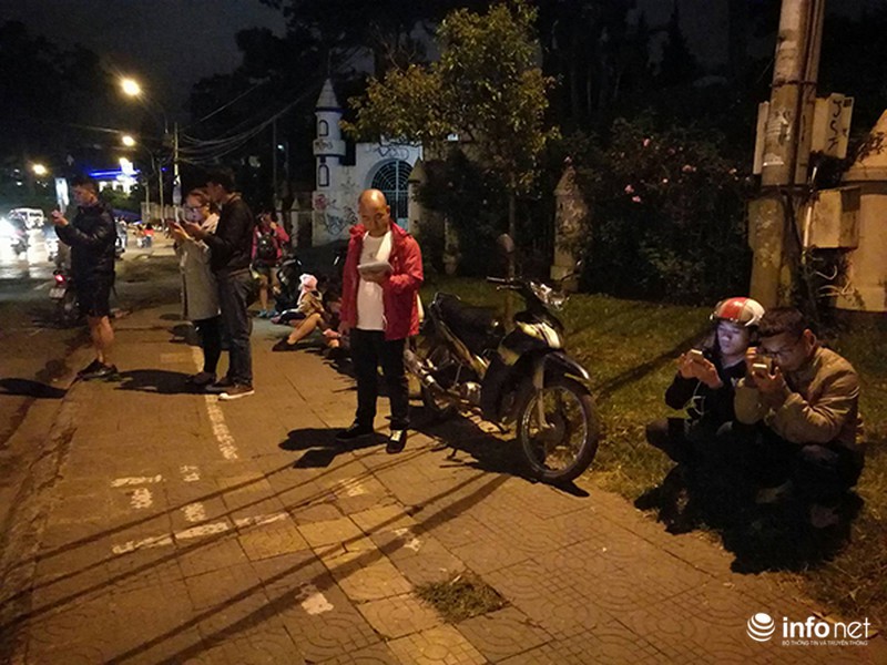 Bạn trẻ đua nhau ra đường